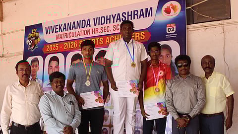 விளையாட்டுப் போட்டியில் வெற்றிபெற்ற மாணவா்கள்