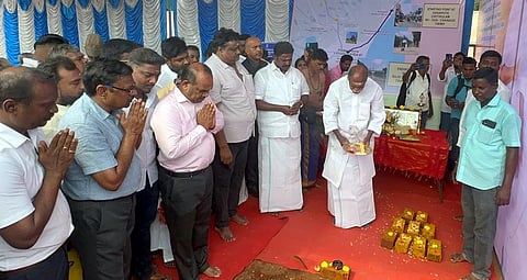 புதுவை கிழக்குக் கடற்கரை சாலையில் கனகசெட்டிக்குளம் முதல் ராஜீவ் காந்தி சதுக்கம் வரையுள்ள சாலையை மேம்படுத்தும் பணியை திங்கள்கிழமை தொடங்கி  வைத்த முதல்வா் என்.ரங்கசாமி. உடன் எம்எல்ஏ கல்யாணசுந்தரம்.