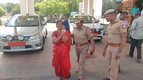 ஆட்சியா் அலுவலக வளாகத்தில் 
பெண் தீக்குளிக்க முயற்சி