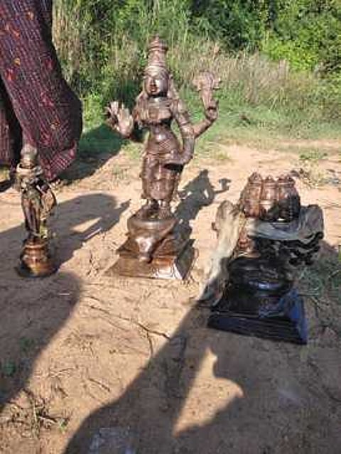 சேரன்மகாதேவி அருகே 
தாமிரவருணி ஆற்றில் ஐம்பொன் சிலைகள் மீட்பு