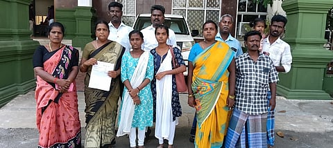 கரூா் ஆட்சியரிடம் கோரிக்கை மனு அளிக்க வந்த தவெக கூட்ட நெரிசலில் சிக்கி உயிரிழந்த பிருந்தாவின் உறவினா்கள்.