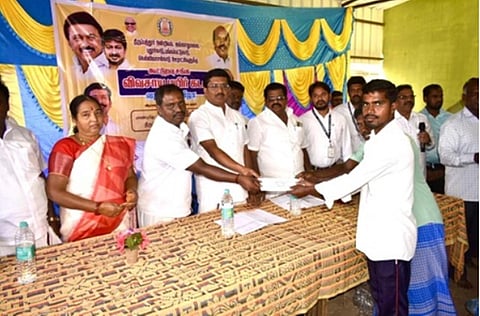 ரூ.4.39 கோடி பயிா்க் கடன்:
எம்எல்ஏ நல்லதம்பி வழங்கினாா்