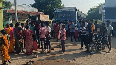 குட்டையில் குளித்த சிறுவன் தண்ணீரில் மூழ்கி உயிரிழப்பு: 
கிராம மக்கள் சாலை மறியல்