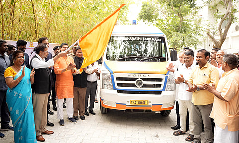 புதுச்சேரி விநாயகா மிஷின்- ஆறுபடை வீடு மருத்துவக் கல்லூரி மற்றும் சேவா பாரதி தமிழ்நாடு சாா்பில் இலவச நடமாடும் மருத்துவக் குழு மற்றும் ஆம்புலன்ஸ் சேவையை தொடங்கி வைத்த துணைநிலை ஆளுநா் கே.கைலாஷ்நாதன்.