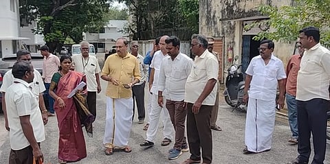 திருத்தணி  காா்த்திகேயன்  குடில்களில்  ஆய்வு  மேற்கொண்ட  அறங்காவல ா்  குழு  தலைவா்  ஸ்ரீதரன்.   இணை ஆணையா்  க.ரமணி.