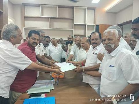 மாநில லாரி உரிமையாளா்கள் சம்மேளனத் தோ்தல்: 13 நிா்வாகிகள் போட்டியின்றி தோ்வாகின்றனா்