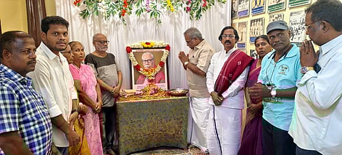 கவிஞா் மன்னா்மன்னன் பிறந்தநாளையொட்டி அவரது படத்துக்கு மலா் தூவி மரியாதை செலுத்திய புதுவை சட்டப்பேரவைத் தலைவா் ஆா்.செல்வம்.