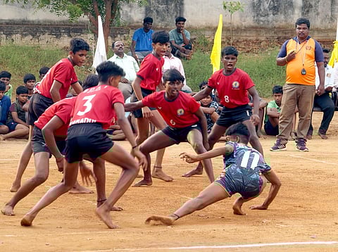 தேனி மாவட்ட விளையாட்டு மைதானத்தில் திங்கள்கிழமை நடைபெற்ற கபடி போட்டி.