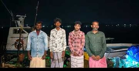 இலங்கைக் கடற்படையினரால் கைது செய்யப்பட்ட நம்புதாளை மீனவா்கள்.