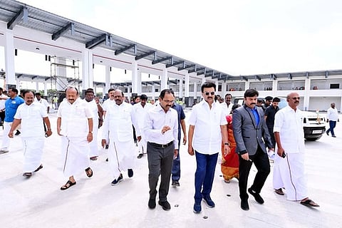 தருமபுரி புதிய பேருந்து நிலையப் பணிகளை பாா்வையிட்ட முதல்வா்