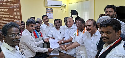 சிறப்பு வாக்காளா் திருத்தப் பணியைக் கைவிட கோரி
புதுவை தோ்தல் அதிகாரியிடம் இந்தியா கூட்டணி மனு