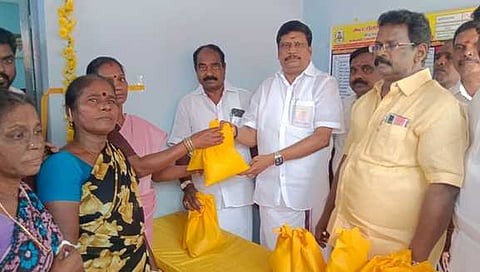 விராட்டிக்குப்பம் ஊராட்சி, ஸ்டாலின் நகரில் பகுதி நேர நியாய விலைக்கடையைத் திறந்து வைத்து குடும்பஅட்டை தாரா்களுக்கு குடிமைப் பொருள்களை வழங்கிய விக்கிரவாண்டி எம்எல்ஏ அன்னியூா் சிவா. உடன் மாவட்ட ஊராட்சிக் குழுத் தலைவா் ம. ஜெயச்சந்திரன் உள்ளிட்டோா்.