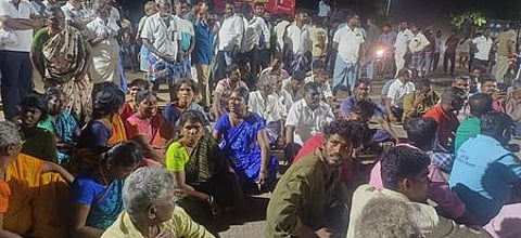 பரமக்குடி ஐந்து முனை சந்திப்பில் திங்கள்கிழமை இரவு சாலை மறியலில் ஈடுபட்டவா்கள்.