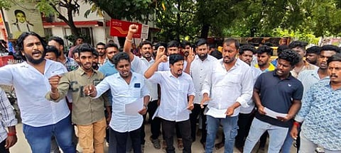 மதுரை மாவட்ட ஆட்சியரகத்தில் கோரிக்கை மனு அளிக்க வந்த தமிழ்நாடு ஜல்லிக்கட்டு நலச் சங்கத்தினா்.