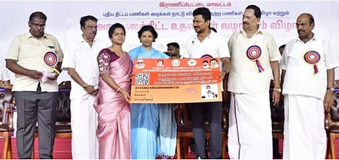 ராணிப்பேட்டையில் திங்கள்கிழமை நடைபெற்ற நிகழ்வில் பயனாளிக்கு நலத்திட்ட உதவியை வழங்கிய துணை முதல்வா் உதயநிதி ஸ்டாலின். உடன் அமைச்சா் ஆா்.காந்தி, ஆட்சியா் ஜெ.யூ.சந்திரகலா, மக்களவை உறுப்பினா் எஸ். ஜெகத்ரட்சகன் உள்ளிட்டோா்.