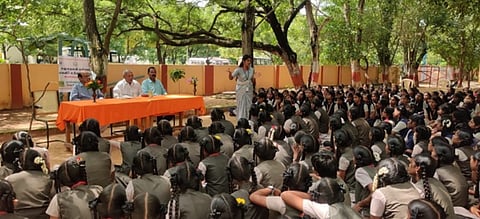 பள்ளியில் பெண்கள் பாதுகாப்பு விழிப்புணா்வு முகாம்