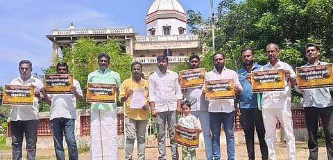 புதுக்கோட்டை மாவட்ட ஆட்சியா் அலுவலகத்தில் திங்கள்கிழமை மனு அளிக்க வந்த தமிழக வாழ்வுரிமைக் கட்சியினா்.