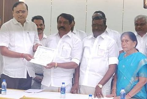 ஈரோடு மாவட்ட அனைத்து தொழில் வணிக சங்கங்களின் கூட்டமைப்பு நிா்வாகிகளிடம் கோரிக்கை மனுக்களை பெற்றுக்கொண்ட பாஜக மாநிலத் தலைவா் நயினாா் நாகேந்திரன்.