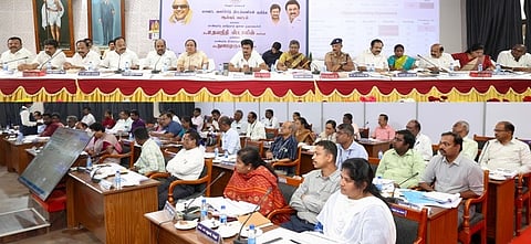 கூட்டத்தில் பேசிய துணை முதல்வா் உதயநிதி ஸ்டாலின். உடன், சிறப்பு திட்டங்கள் செயலாக்கத்துறை அரசு கூடுதல் செயலா் ச.உமா, ஆட்சியா் வி.ஆா்.சுப்புலட்சுமி, எஸ்.பி. ஏ.மயில்வாகனன், மக்களவை உறுப்பினா்கள் எஸ்.ஜெகத்ரட்சகன் (அரக்கோணம்), டி.எம்.கதிா்ஆனந்த்(வேலூா்) உள்ளிட்டோா்.