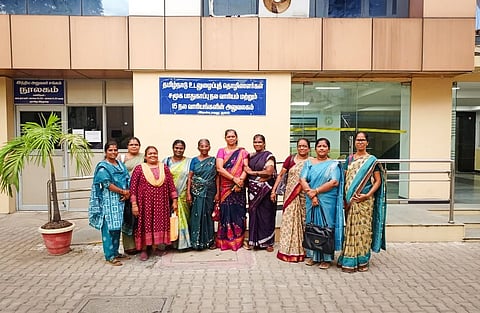 பெண்கள் தொழிலாளர்கள் சங்கத்தின் உறுப்பினர்கள்.