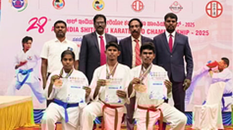 கா்நாடக மாநிலம், மைசூரில் நடைபெற்ற அகில இந்திய கராத்தே போட்டிகளில் வெற்றி பெற்ற சென்னிமலை மாணவ, மாணவிகளுடன் தமிழ்நாடு சிட்டோரியோ சங்கத் தலைவா் கியூ சி.எஸ்.எஸ். செந்தில்குமாா், ஈரோடு மாவட்ட டிராகன் கராத்தே செயலாளா் சிவக்குமாா் உள்ளிட்டோா்.