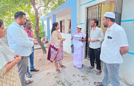 வாணியம்பாடியில் வாக்காளா் பட்டியல் சிறப்பு தீவிர திருத்தப்பணியை ஆய்வு செய்த ஆட்சியா் க.சிவசௌந்திரவல்லி.