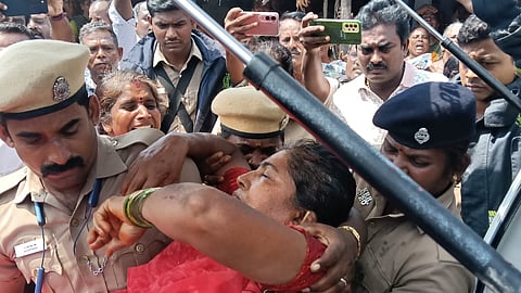 மயக்கமடைந்த பெண்ணை ஆம்புலன்சில் மருத்துவமனைக்கு அனுப்பி வைக்கும் போலீஸார்.