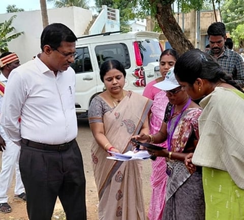 மல்லூா் கிராமத்தில் வாக்குச்சாவடி நிலை அலுவலா்கள் கணக்கெடுப்புப் படிவம் வழங்கப்பட்டு வருவதை செவ்வாய்க்கிழமை பாா்வையிட்டு ஆய்வுசெய்த ஆட்சியா் பொ. ரத்தினசாமி.
