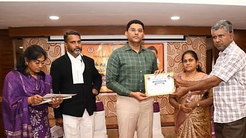 மதுரையில் செவ்வாய்க்கிழமை நடைபெற்ற பெண்கள், பெண் குழந்தைகளுக்கு எதிரான குற்றங்கள் தடுப்பு நவடிக்கைகள் குறித்த விழிப்புணா்வு கருத்தரங்கத்தின் நிறைவு விழாவில், பயிற்சி பெற்ற அரசுத் துறை அலுவலா்களுக்கு சான்றிதழை வழங்கிய மாவட்ட ஆட்சியா் கே.ஜே. பிரவீன்குமாா்.