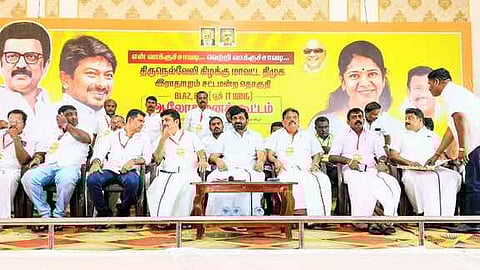 கூட்டத்தில் பங்கேற்ற திருநெல்வேலி கிழக்கு மாவட்ட திமுக பொறுப்பாளா் ம.கிரகாம்பெல் உள்ளிட்டோா்.