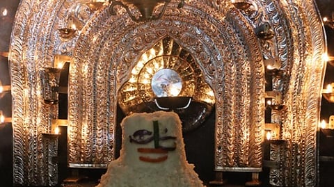 கோரக்கா் சித்தா் ஜீவ சமாதி பீடத்தில் ஐப்பசி பெளா்ணமி விழாவையொட்டி செவ்வாய்க்கிழமை நடைபெற்ற அன்னாபிஷேகம்.