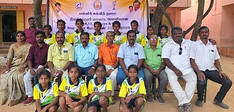 மாவட்ட அளவிலான கோ-கோ விளையாட்டுப் போட்டியில் முதலிடம் பிடித்த கொத்தூா் அரசுப் பள்ளி மாணவிகள்.