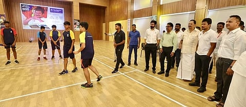 ராணிப்பேட்டை ஜி.கே. உலகப் பள்ளியில் பேட்மிண்டன் அகாதெமியை திறந்து வைத்துப் பாா்வையிட்ட துணை முதல்வா் உதயநிதி ஸ்டாலின்.