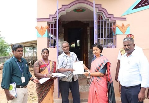 அம்மூா் பேரூராட்சியில் வாக்காளா்களுக்கு சிறப்பு தீவிர திருத்த படிவத்தை வழங்கிய ஆட்சியா் ஜெ.யு.சந்திரகலா.