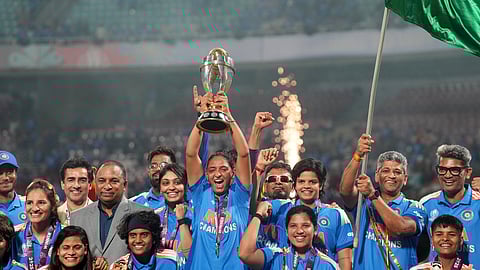 கோப்பையை வென்ற உற்சாகத்தில் இந்திய மகளிரணியினர்.