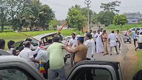 உருட்டுக்கட்டைகளால் தாக்குக் கொள்ளும் ராமதாஸ் - அன்புமணி ஆதரவாளர்கள்.