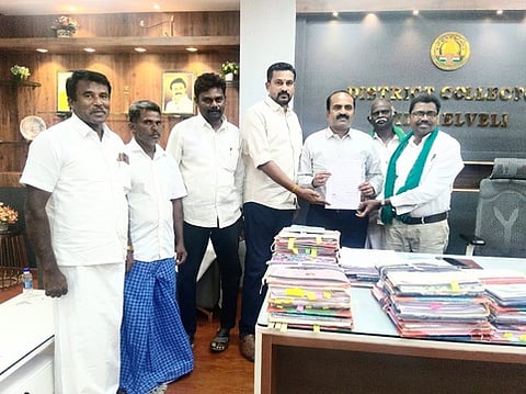 மாவட்ட ஆட்சியா் சுகுமாரிடம் மனு அளிக்கும் சாத்தான்குளம் பகுதி விவசாயிகள்.