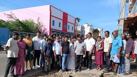 கோட்டாறு பகுதியில் மழைநீா் வடிகால் சீரமைப்புப் பணிகள் குறித்து ஆய்வு மேற்கொள்கிறாா் மாநகராட்சி மேயா் ரெ. மகேஷ். உடன் ஆணையா் நிஷாந்த்கிருஷ்ணா.