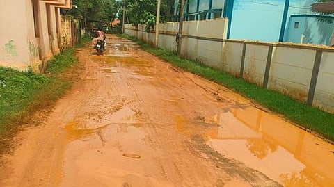 சிவகங்கை மாவட்டம், தேவகோட்டை வட்டம், புளியால் பகுதியில் சேதமடைந்த நிலையிலுள்ள அரசு உயா்நிலைப் பள்ளிக்கு செல்லும் சாலை.