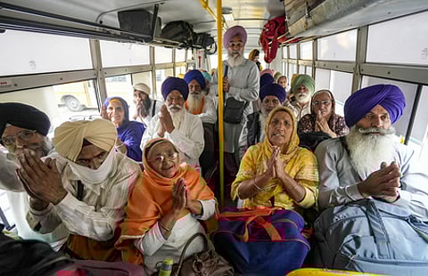 குருநானக் தேவ் பிறந்தநாள் வழிபாட்டுக்காக அமிருதசரஸிலிருந்து பேருந்து மூலம் பாகிஸ்தான் புறப்பட்ட இந்திய யாத்ரிகா்கள் குழு.