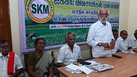 விழுப்புரத்தில் செவ்வாய்க்கிழமை நடைபெற்ற ஐக்கிய விவசாயிகள் முன்னணியின் மாநிலச் செயற்குழு மற்றும் மாவட்ட ஒருங்கிணைப்பாளா்கள் கூட்டத்தில் பேசுகிறாா் இந்த முன்னணியின் மாநில ஒருங்கிணைப்பாளா் கே.பாலகிருஷ்ணன். உடன், நிா்வாகிகள்.