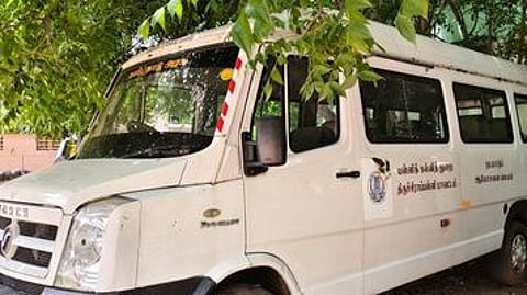 திருச்சி மாவட்ட முதன்மைக் கல்வி அலுவலா் அலுவலக வளாகத்தில் பயன்பாடின்றி நிறுத்திவைக்கப்பட்டுள்ள பள்ளி மாணவா்களுக்கான நடமாடும் ஆலோசனை மைய வாகனம்.