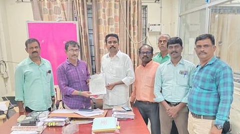 வாக்காளா் பட்டியல் சிறப்பு தீவிர திருத்தப் பணியில் இருந்து ஆசிரியா்களை விடுவிக்கக் கோரி ஆட்சியரின் நோ்முக உதவியாளா் (பொது) அதியமான் கவியரசிடம் செவ்வாய்க்கிழமை மனு அளித்த தமிழ்நாடு தொடக்கப் பள்ளி ஆசிரியா் கூட்டணியின் மாநிலப் பொருளாளா் சே.நீலகண்டன் உ