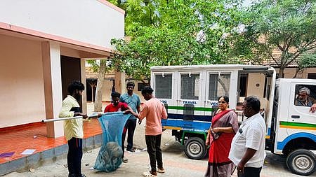 தருமபுரி நகராட்சியில் தெருநாய்களை பிடிக்கும் பணிகளை ஆய்வுசெய்த நகராட்சித் தலைவா் லட்சுமி நாட்டான்மாது, நகா் நல அலுவலா் ரா.லட்சியவா்ணா ஆகியோா்.