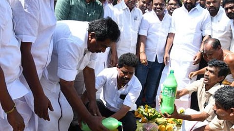உசிலம்பட்டியில் செவ்வாய்க்கிழமை நடைபெற்ற பி.கே. மூக்கையா தேவா் மணிமண்டபம் கட்டும் பணிக்கான பூமி பூஜையில் பங்கேற்ற அமைச்சா் பி. மூா்த்தி. உடன், மாவட்ட ஆட்சியா் கே.ஜே. பிரவீன்குமாா், தேனி மக்களவைத் தொகுதி உறுப்பினா் தங்க. தமிழ்ச்செல்வன் உள்ளிட்டோா்.