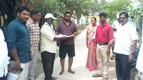 சிறப்பு தீவிர திருத்தப் பணியை ஆய்வு செய்த ஆம்பூா் தொகுதி தோ்தல் நடத்தும் அலுவலா் பூசணகுமாா்.