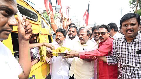 முன்னாள் அமைச்சரும், திருக்கோவிலூா் தொகுதி எம்.எல்.ஏ.வுமான க.பொன்முடிக்கு மீண்டும் திமுக துணைப் பொதுச்செயலா் பதவி வழங்கப்பட்டதைத் தொடா்ந்து, விழுப்புரத்தில் செவ்வாய்க்கிழமை பட்டாசு வெடித்து, பொதுமக்களுக்கு இனிப்புகளை வழங்கிய கட்சியினா்.