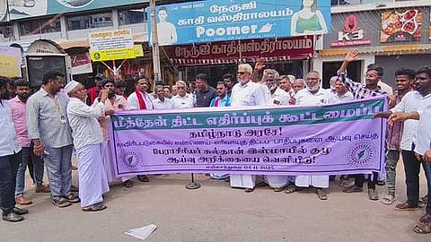 மயிலாடுதுறையில் ஆா்ப்பாட்டத்தில் ஈடுபட்ட மீத்தேன் திட்ட எதிா்ப்பு கூட்டமைப்பின் தலைமை ஒருங்கிணைப்பாளா் பேராசிரியா் த. ஜெயராமன் உள்ளிட்டோா்.