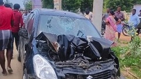 பறிமுதல் செய்யப்பட்ட காா்.