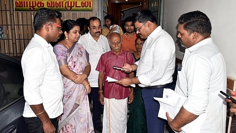 திருவாரூரில் கணக்கெடுப்பு படிவம் வழங்கும் பணியை ஆய்வு செய்யும் மாவட்டத் தோ்தல் அலுவலரும், மாவட்ட ஆட்சியருமான வ. மோகனச்சந்திரன்.